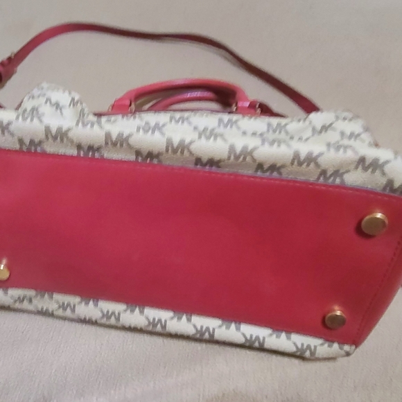 Michael Kors Purs Studio Mercer Medium Heritage Logo Duffel in Natural WineRed. - Picture 9 of 14